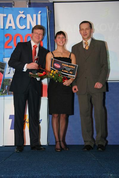 IMG_0355.JPG -  Nejlepší lyžařský orientační běžec (LOB)2008 - Hana Hančíková, 3. místo a Milan Mika (ředitel marketingu ČEZ) a Přemek Škoda 