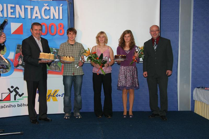 IMG_0267.JPG -  Nejlepší Dorosteneci - Lukáš Chmelař (MTBO), Zuzana Kubátová (LOB), Tereza Novotná (OB) a Jan Tesař (starosta Prostějova) a Dušan Vystavěl