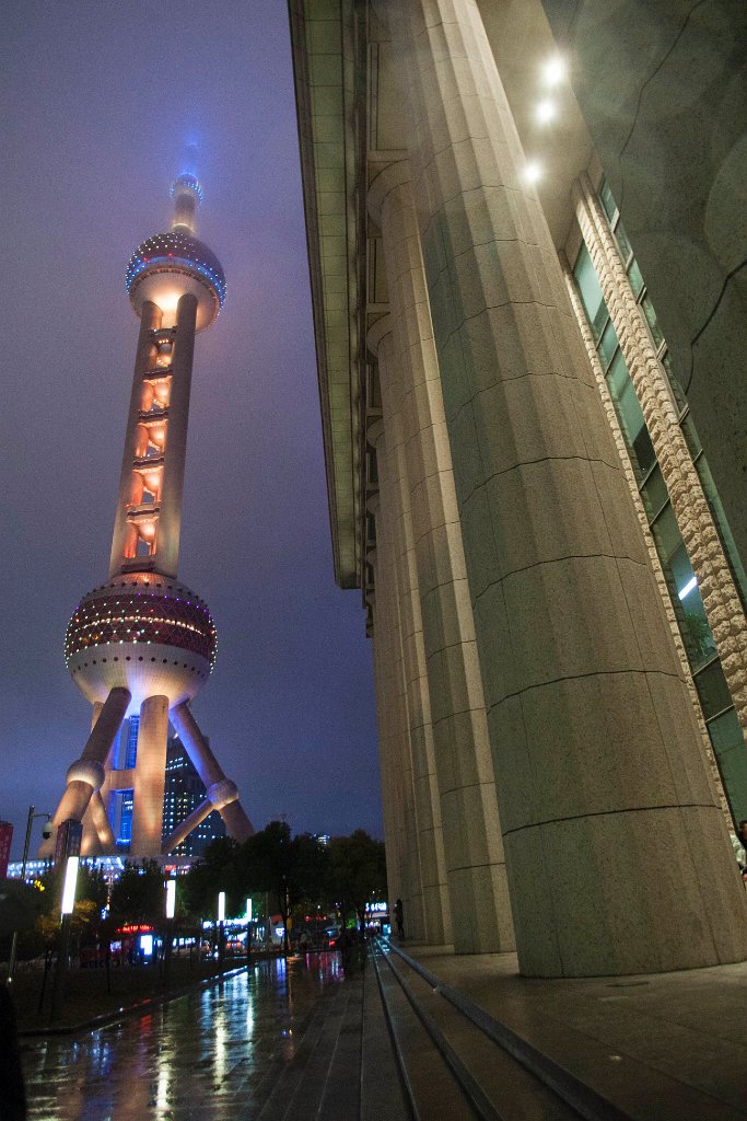MIR_9154.jpg - Po výstupu v centru centra. Oriental Pearl Tower