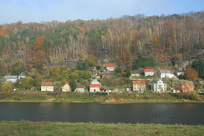 IMG_8312.JPG -  Pohled na druhý břeh, kde se rozkládá Bad Schandau. Přes ně je nutno projet při příjezdu autem. Na kole či pěšky lze i po levém břehu, z Děčína, od vlaku z Dolního Žlebu, na levý bžeh se dá dostat také přívozy (do DOlního Žlebu nebo snad i z Hřenska do Schmilky).