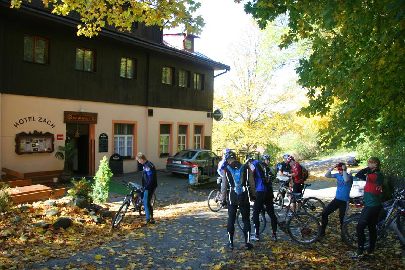 IMG_7787.JPG - Pohlazeni na duši i žaludcích necháváme variantu železného oře napříště (nejblížší jede totiž za hodinu) a údernější skupina se dokonce vydává neohroženě vstříc dalším vrstevnicím...