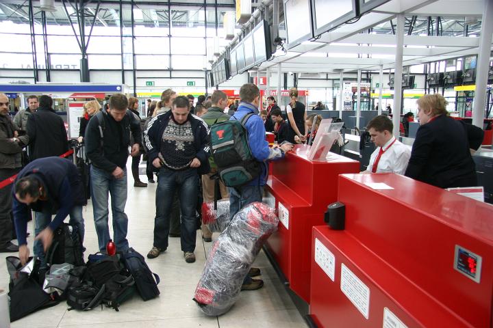 IMG_0172.JPG - Probíhá nekompromisní konfrontace na téma přepravních podmínek Click4Sky jak je vidí jedna paní u přepážky, jak je vidí jiná paní u přepážky, jak je viděla letošní slečna na telefonní infolince, jak je viděla loňská slečna na infolince, jak se neliší, ale přitom prý liší od přepravních podmínek ČSA, jak byly vloni, jak jsou letos... a následuje operativní pokus o optimalizaci kusů a hmotnosti zavazadel... Jírovo se dokoce podařilo rozptýlit do ostatních příručních :-) a lyže jsou sfóliovány do jednoho kompaktního kmene.