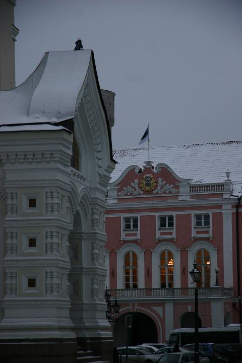 IMG_0238.JPG - A hned protí ní se rozprostírá  parlament, někdejší sídlo gubernie, z roku 1773.